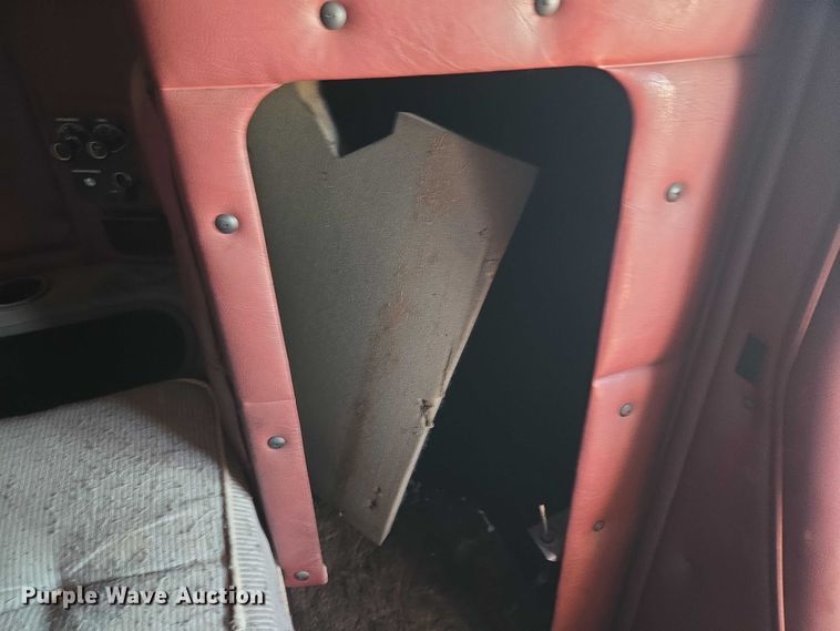 image for item ET5252 1994 International 9400 semi truck