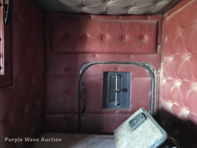 image for item ET5252 1994 International 9400 semi truck