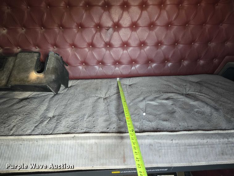 image for item ET5252 1994 International 9400 semi truck