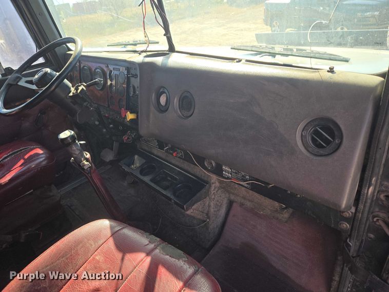 image for item ET5252 1994 International 9400 semi truck