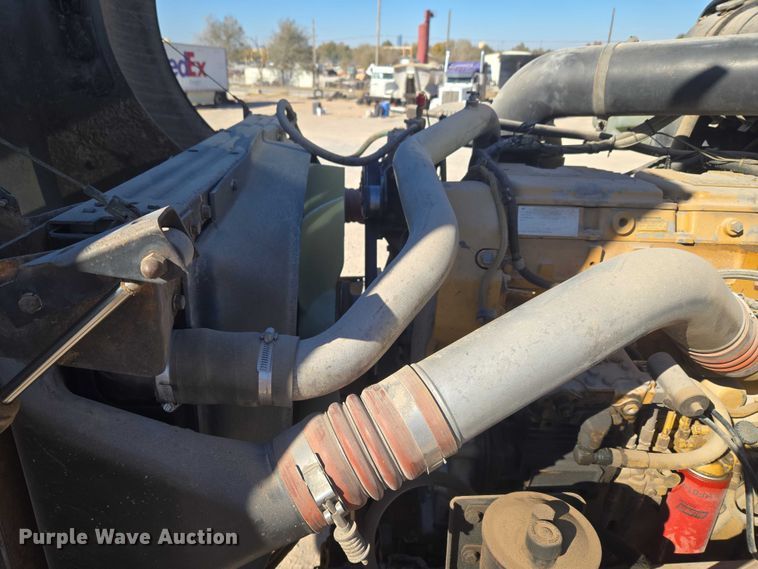 image for item ET5252 1994 International 9400 semi truck