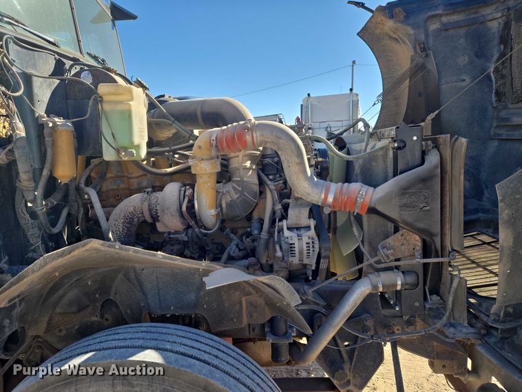 image for item ET5252 1994 International 9400 semi truck