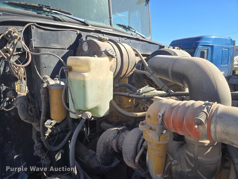 image for item ET5252 1994 International 9400 semi truck