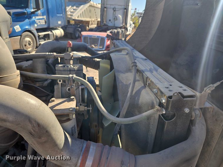 image for item ET5252 1994 International 9400 semi truck