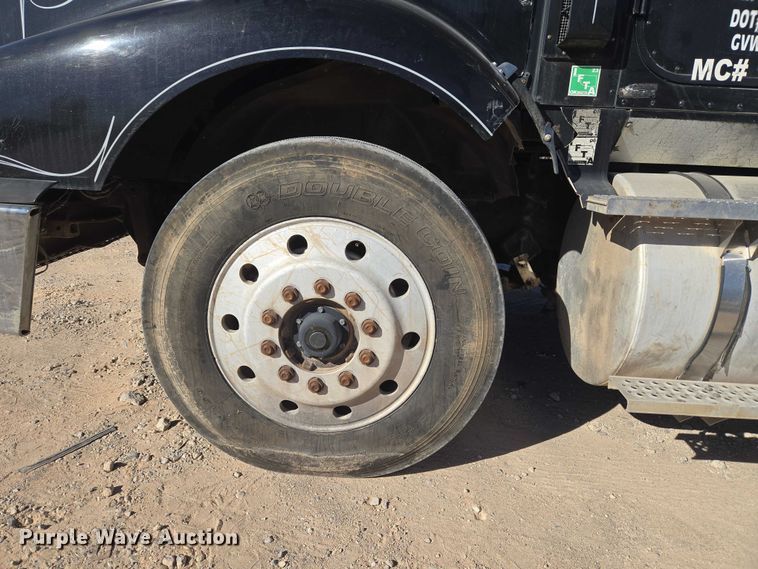 image for item ET5252 1994 International 9400 semi truck