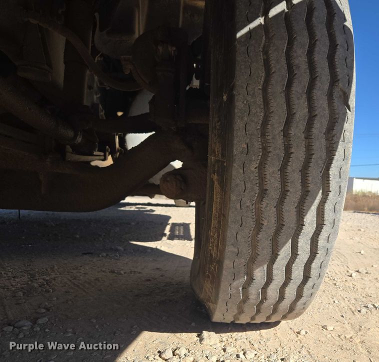 image for item ET5252 1994 International 9400 semi truck