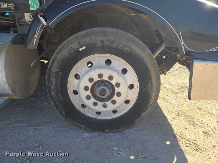 image for item ET5252 1994 International 9400 semi truck