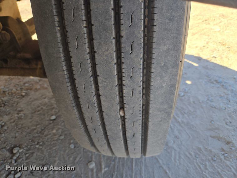 image for item ET5252 1994 International 9400 semi truck