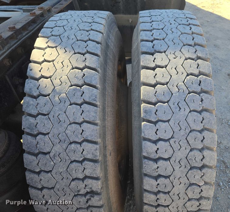 image for item ET5252 1994 International 9400 semi truck