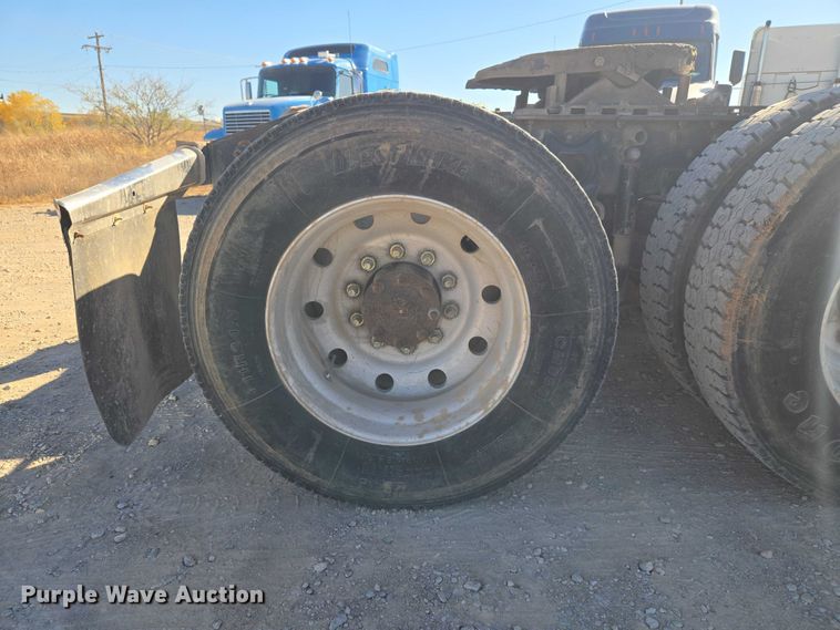 image for item ET5252 1994 International 9400 semi truck