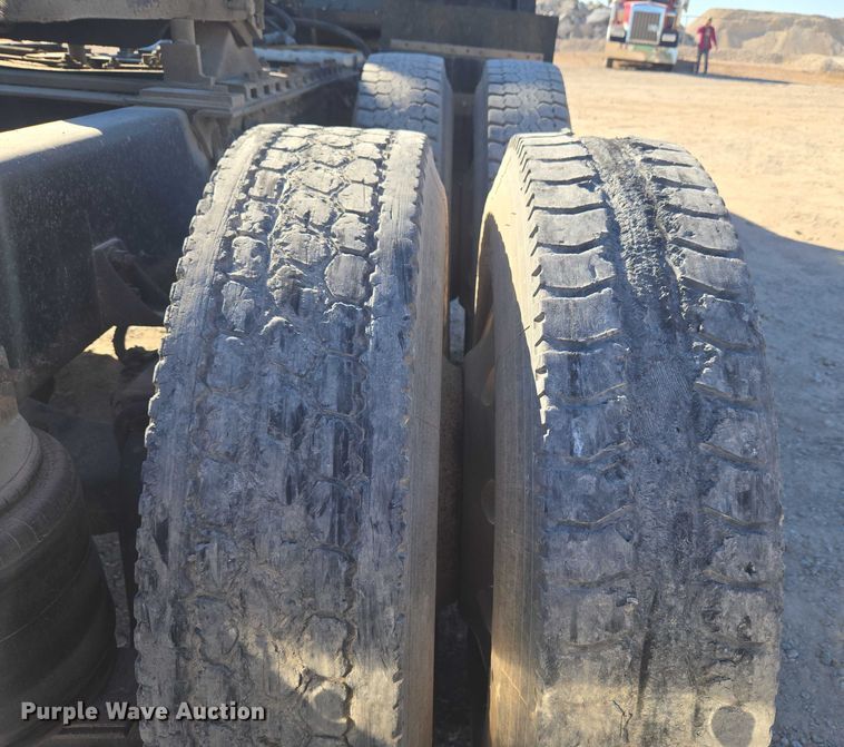 image for item ET5252 1994 International 9400 semi truck