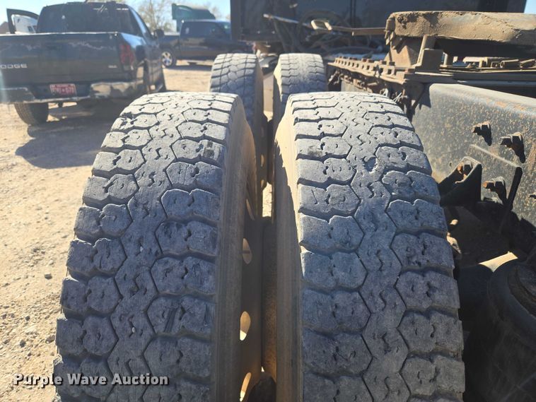 image for item ET5252 1994 International 9400 semi truck