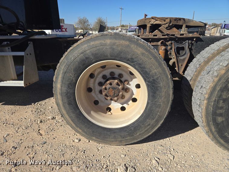 image for item ET5252 1994 International 9400 semi truck