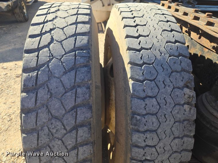 image for item ET5252 1994 International 9400 semi truck