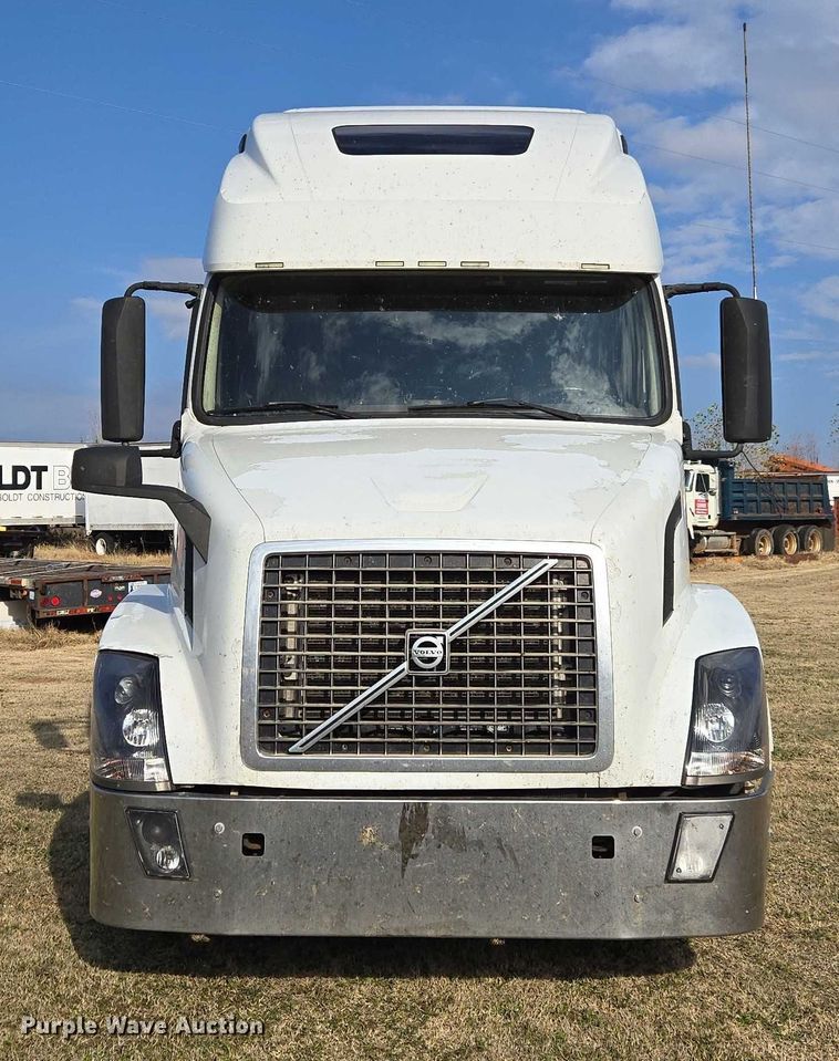 image for item ET5355 2012 Volvo Truck VNL semi truck