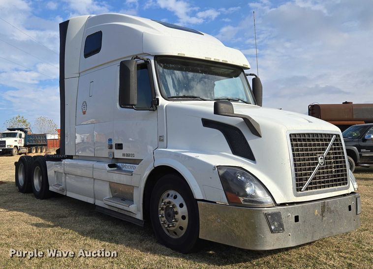 image for item ET5355 2012 Volvo Truck VNL semi truck