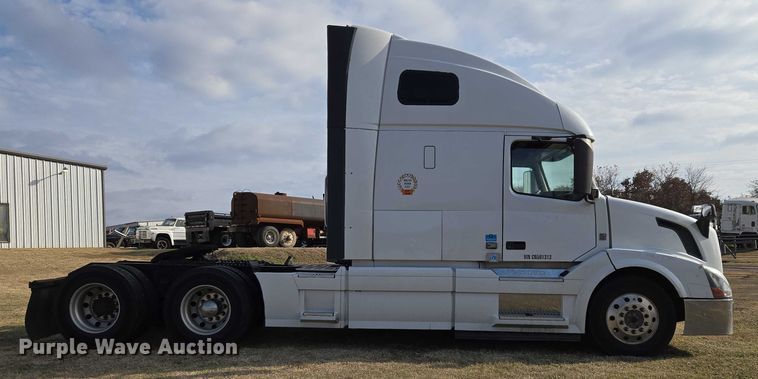 image for item ET5355 2012 Volvo Truck VNL semi truck