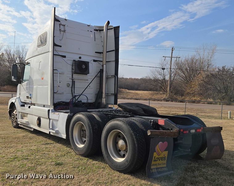 image for item ET5355 2012 Volvo Truck VNL semi truck