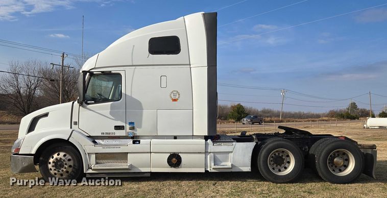 image for item ET5355 2012 Volvo Truck VNL semi truck