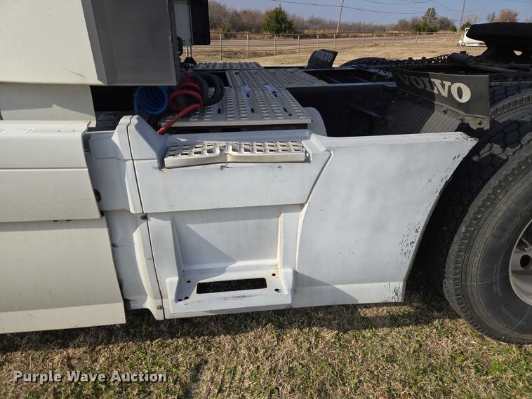 image for item ET5355 2012 Volvo Truck VNL semi truck