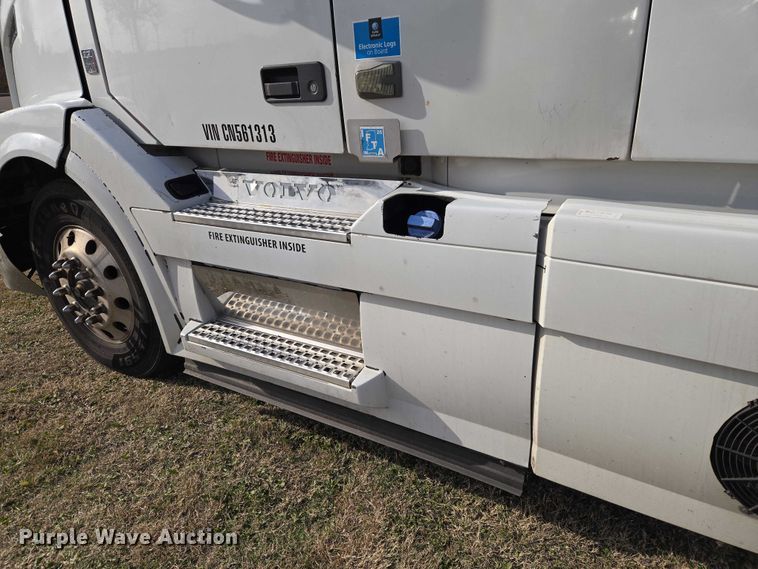 image for item ET5355 2012 Volvo Truck VNL semi truck