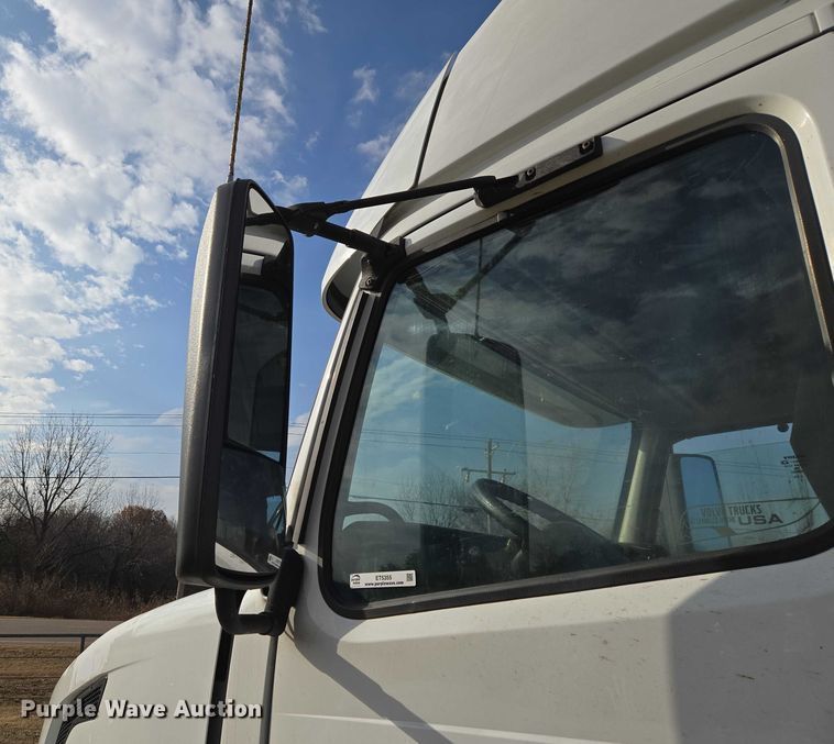 image for item ET5355 2012 Volvo Truck VNL semi truck