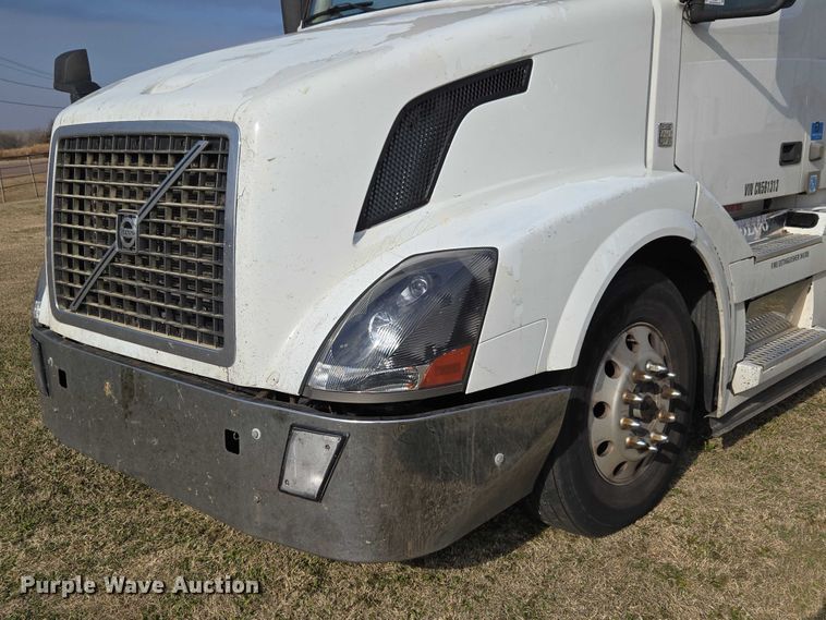 image for item ET5355 2012 Volvo Truck VNL semi truck
