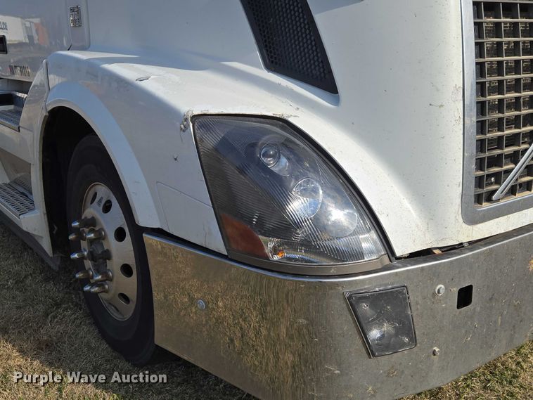image for item ET5355 2012 Volvo Truck VNL semi truck