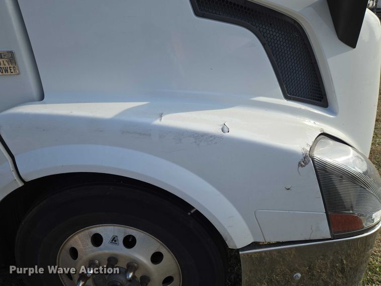 image for item ET5355 2012 Volvo Truck VNL semi truck