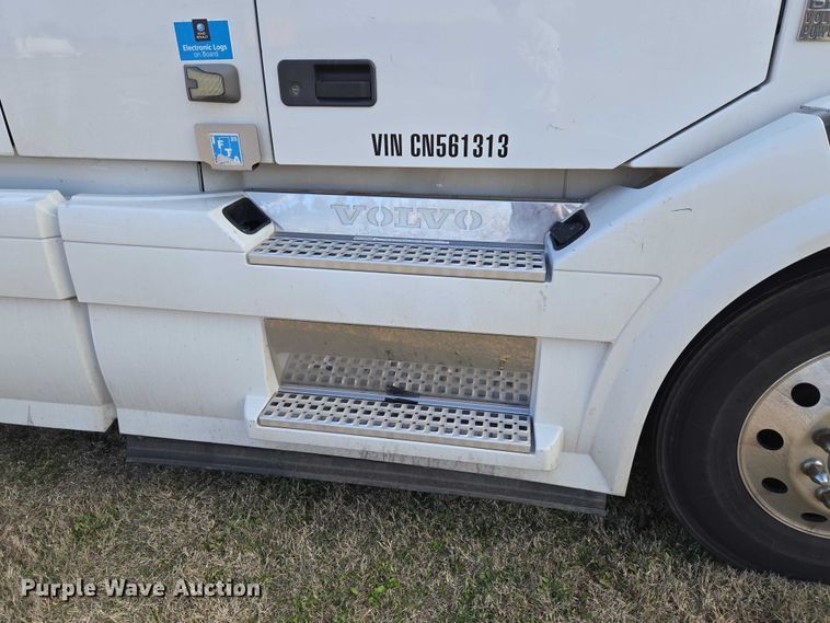 image for item ET5355 2012 Volvo Truck VNL semi truck