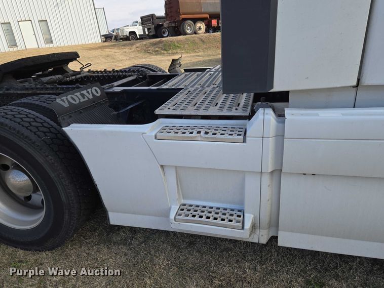 image for item ET5355 2012 Volvo Truck VNL semi truck