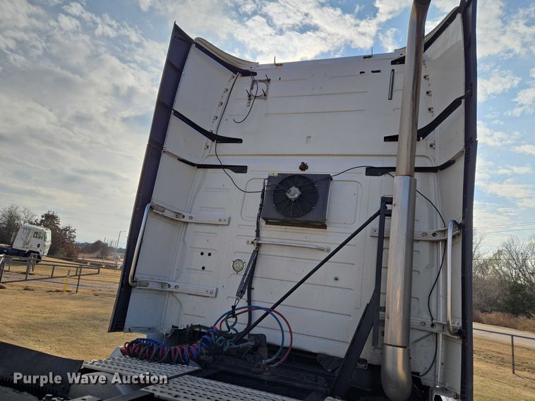 image for item ET5355 2012 Volvo Truck VNL semi truck