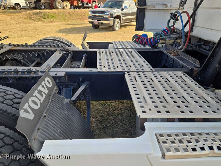 image for item ET5355 2012 Volvo Truck VNL semi truck