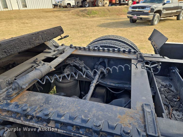 image for item ET5355 2012 Volvo Truck VNL semi truck