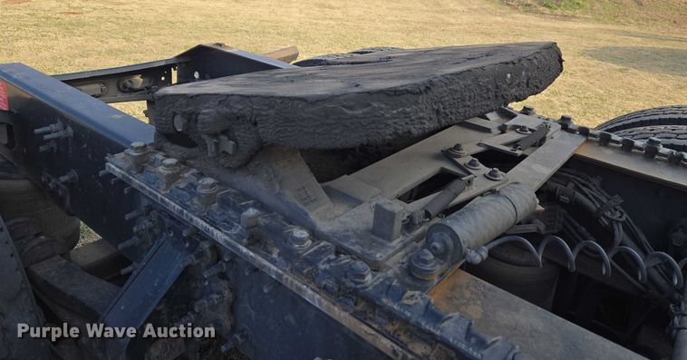 image for item ET5355 2012 Volvo Truck VNL semi truck