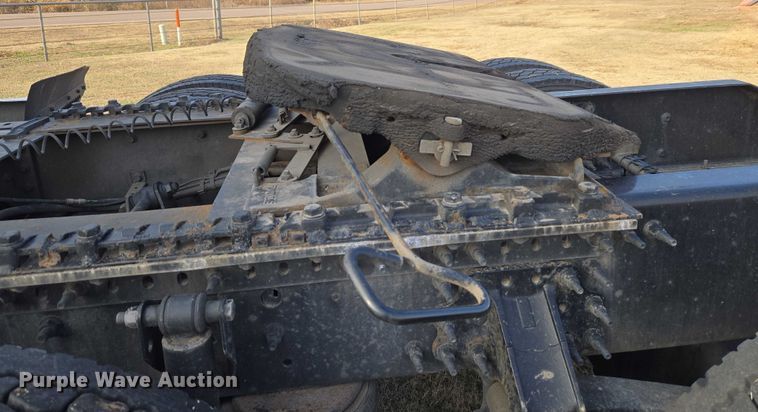 image for item ET5355 2012 Volvo Truck VNL semi truck