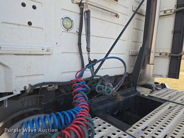 image for item ET5355 2012 Volvo Truck VNL semi truck