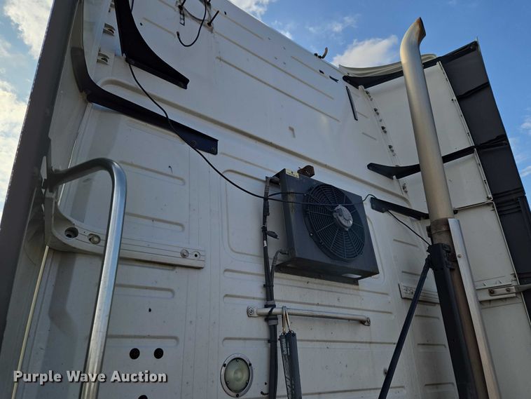 image for item ET5355 2012 Volvo Truck VNL semi truck