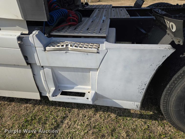 image for item ET5355 2012 Volvo Truck VNL semi truck