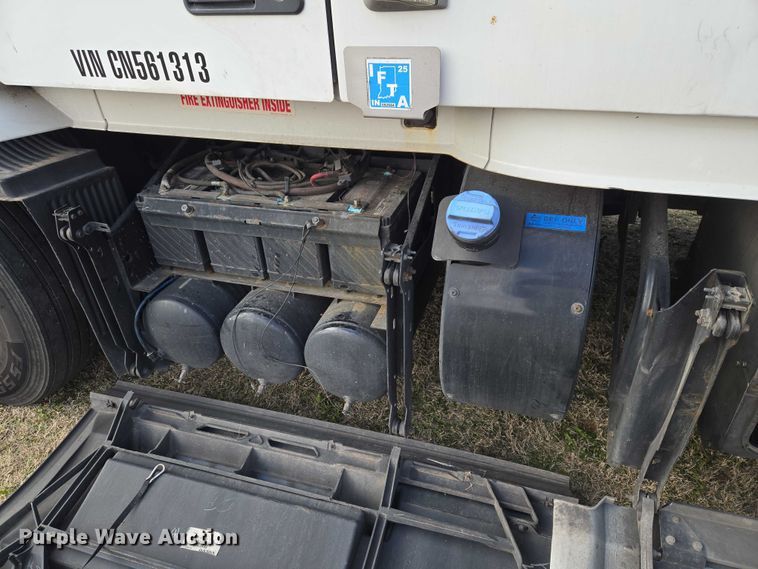 image for item ET5355 2012 Volvo Truck VNL semi truck