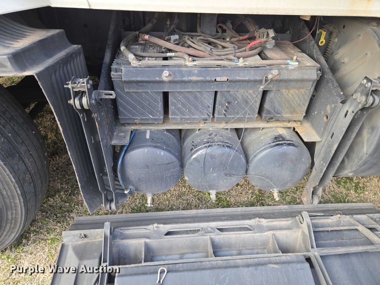 image for item ET5355 2012 Volvo Truck VNL semi truck