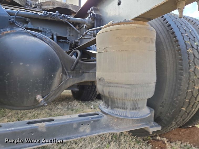 image for item ET5355 2012 Volvo Truck VNL semi truck