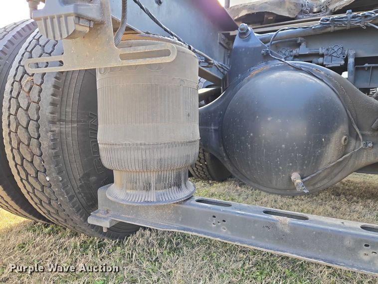 image for item ET5355 2012 Volvo Truck VNL semi truck