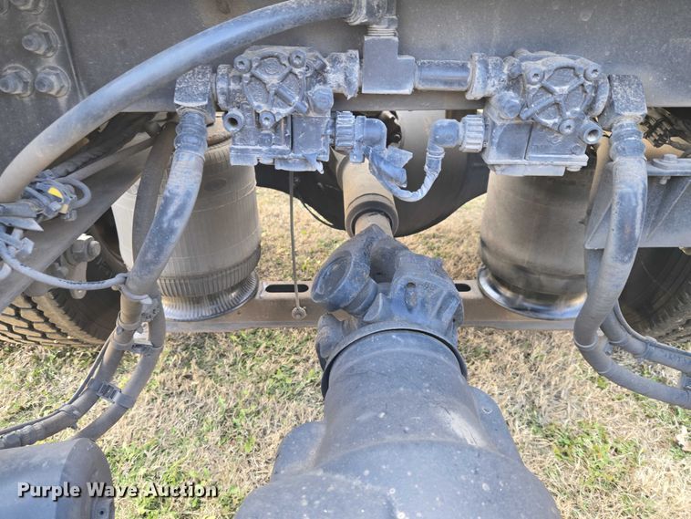 image for item ET5355 2012 Volvo Truck VNL semi truck