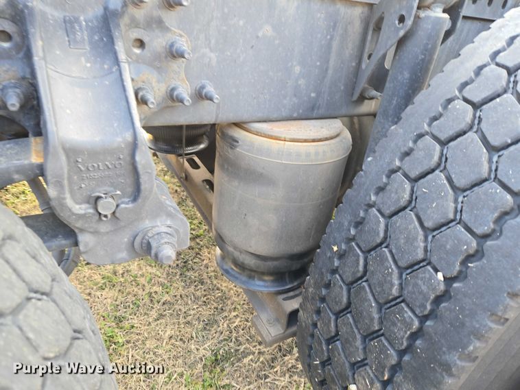 image for item ET5355 2012 Volvo Truck VNL semi truck