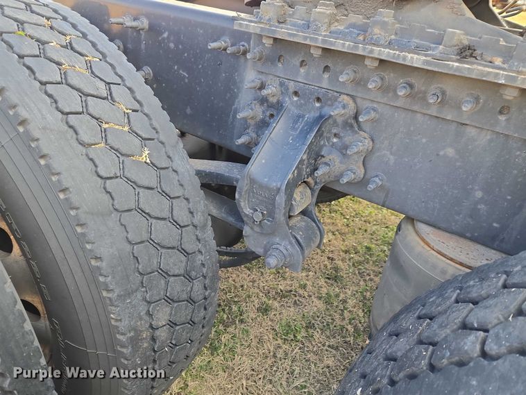 image for item ET5355 2012 Volvo Truck VNL semi truck