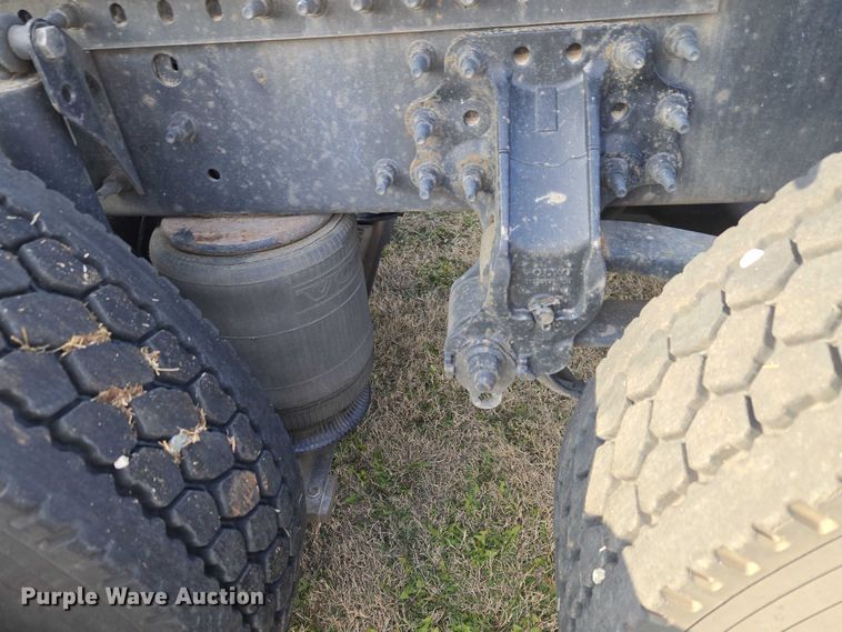 image for item ET5355 2012 Volvo Truck VNL semi truck