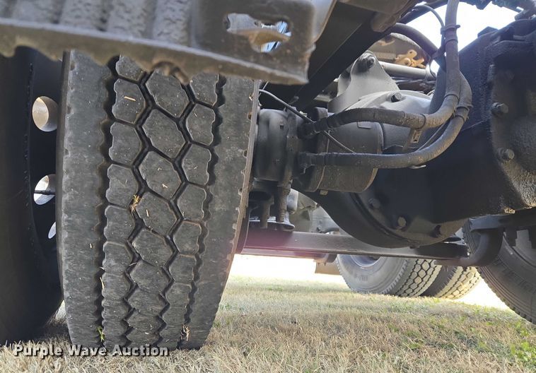 image for item ET5355 2012 Volvo Truck VNL semi truck