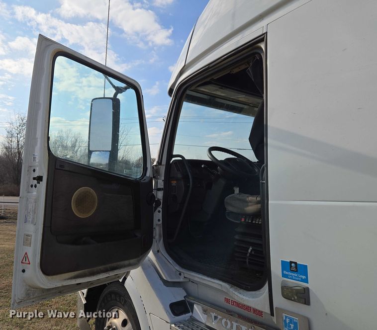 image for item ET5355 2012 Volvo Truck VNL semi truck