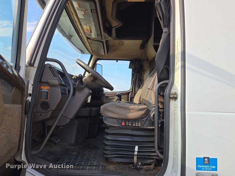 image for item ET5355 2012 Volvo Truck VNL semi truck